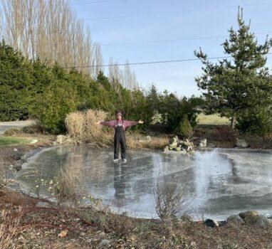 第一次在華州看到河水結冰，也看到有人在路邊的池塘溜冰。
