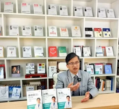 今天到北京的頡騰文化公司錄製二小時的視頻，也簽了100本新書。