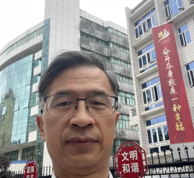 受邀來香港，先到深圳看一看。