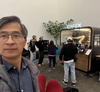 回台途中，來到舊金山機場轉機，看到機器人在賣咖啡，很多人捧場喔！